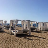 Daybeds am Strand in Costa Adeje